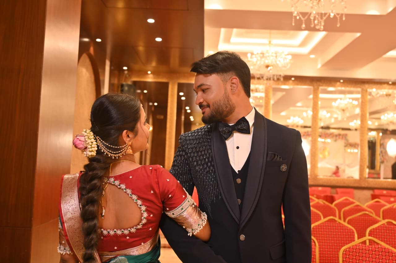 Soumya looking back at Ravi in the wedding hall